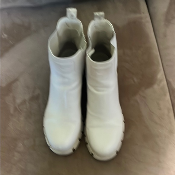 GBG Los Angeles Shoes - GBG White Minimalist Ankle Boots with Medium Chunky Heel size 9